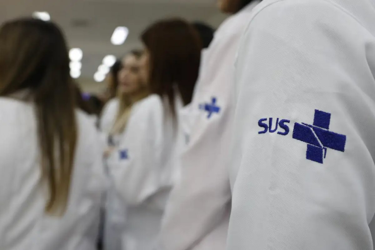 Brasil registrou, em média, 12 agressões a médicos por dia em 2024, revela levantamento