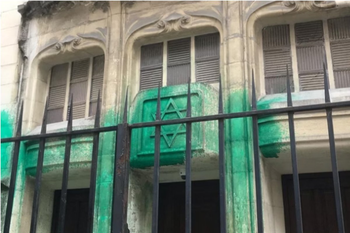 Memorial do Holocausto é pichado em Paris