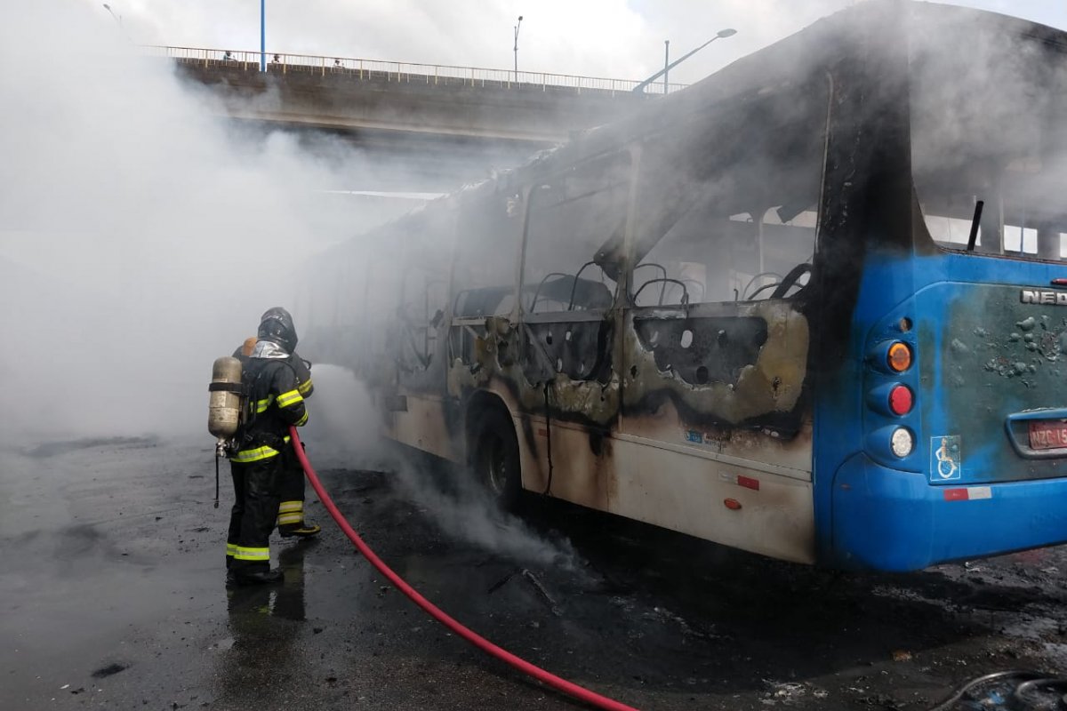 Ônibus pega fogo na Rótula do Abacaxi; veja vídeo