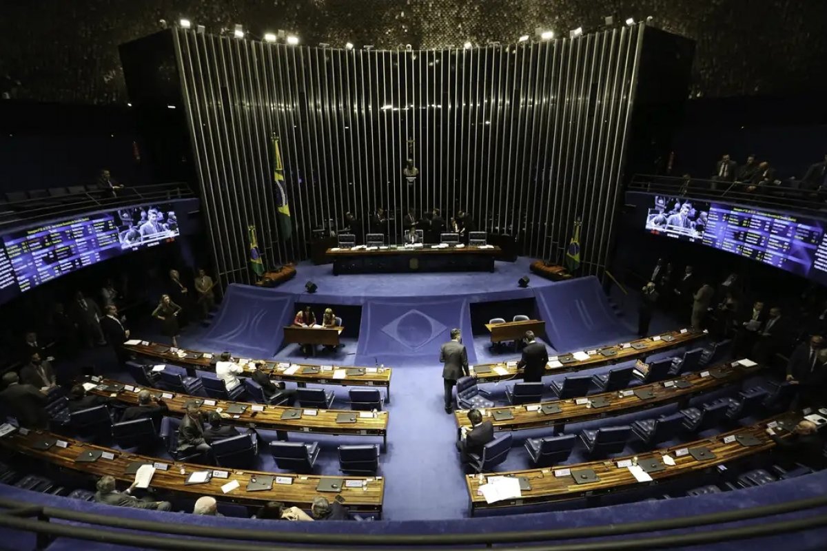 Câmara e Senado mantêm cargos obsoletos com salários de até R$ 32 mil