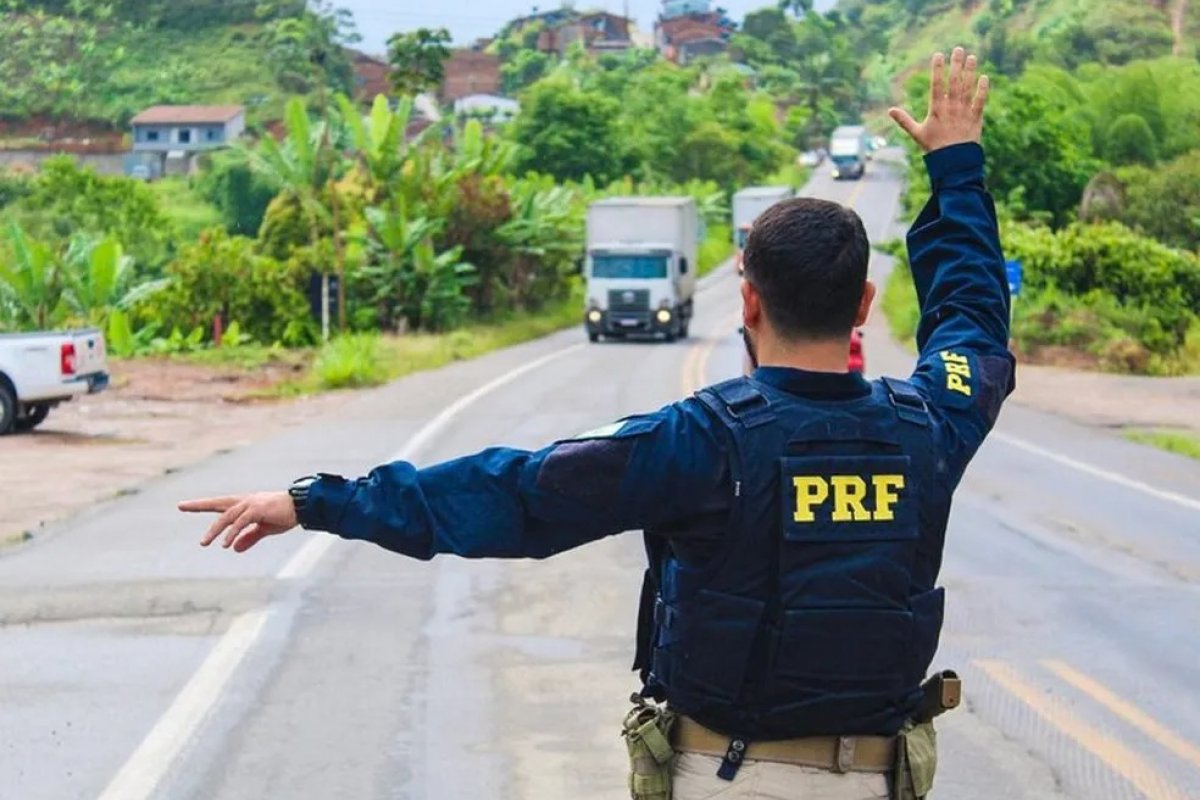 Mudança de nome da PRF para "Polícia Viária Federal" custaria mais de R$ 250 milhões ao governo, aponta site