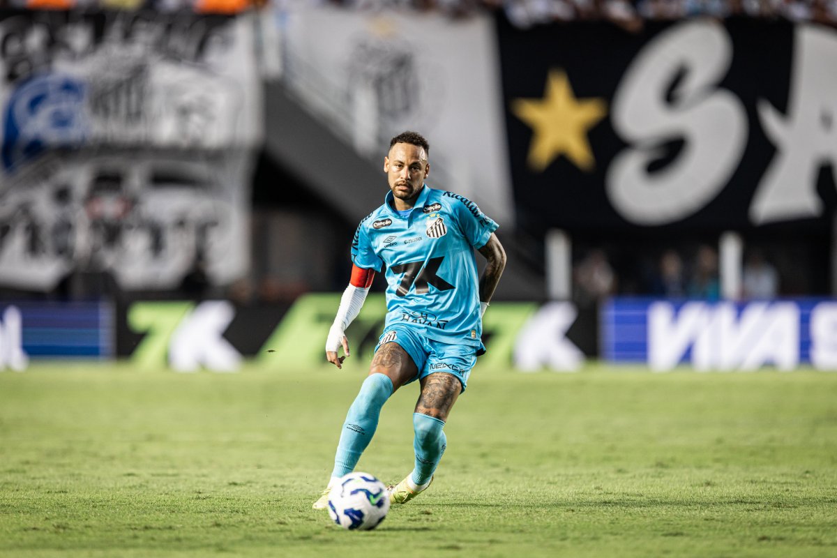 Neymar é expulso por tentar gol de mão e não joga mais no Santos até fim de contrato