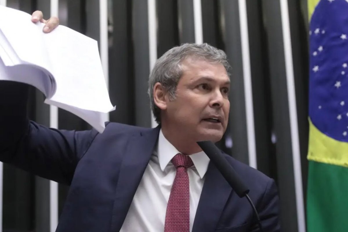 Líder do PT na Câmara é o primeiro a depor à PF em ação contra Eduardo Bolsonaro