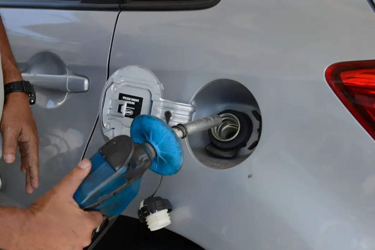Petrobras anuncia redução em 5,6% no preço da gasolina a partir de terça (3)