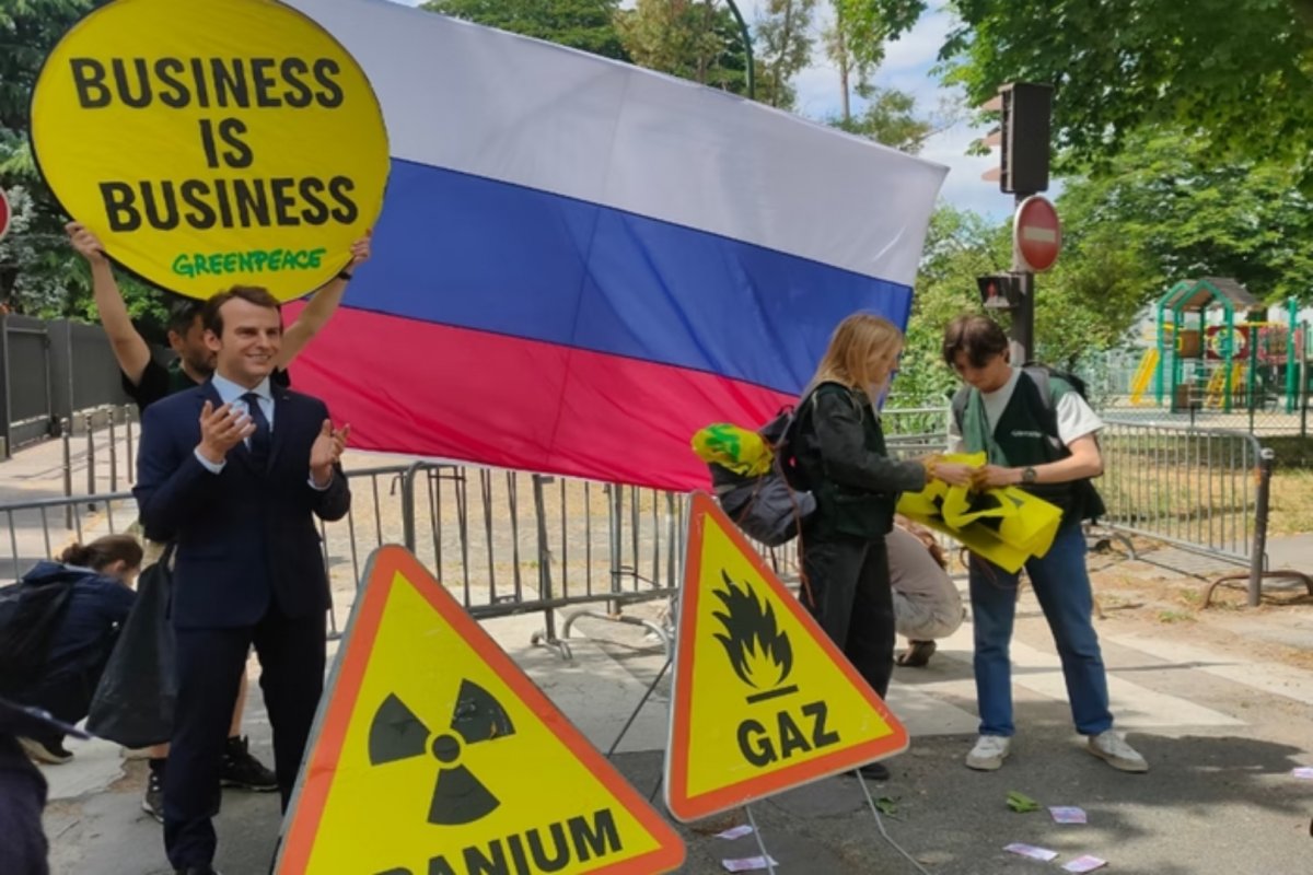 Estátua de cera de Macron é roubada e usada em protesto do Greenpeace na França