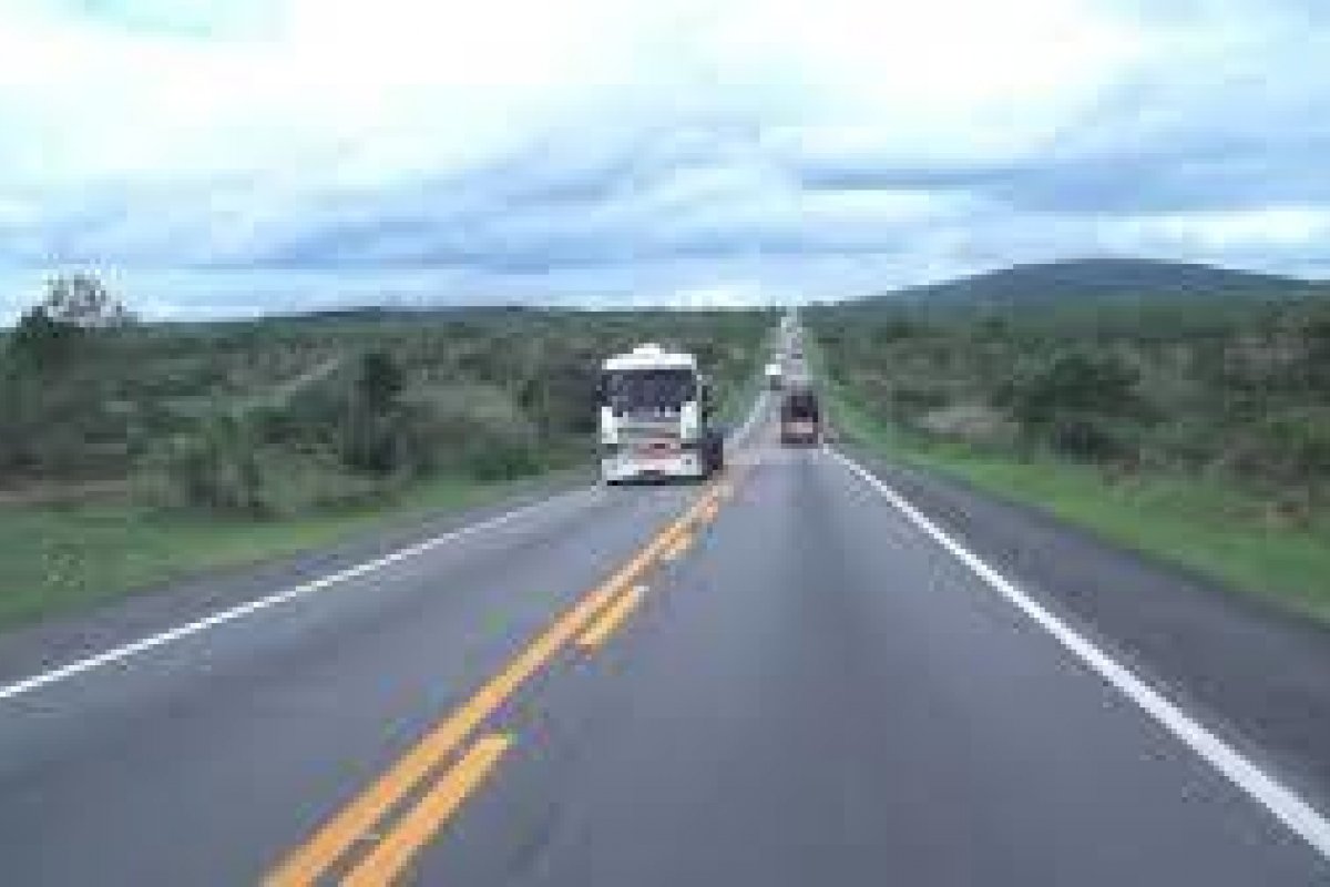 Motorista de caminhão morre após veículo tombar na BR-116