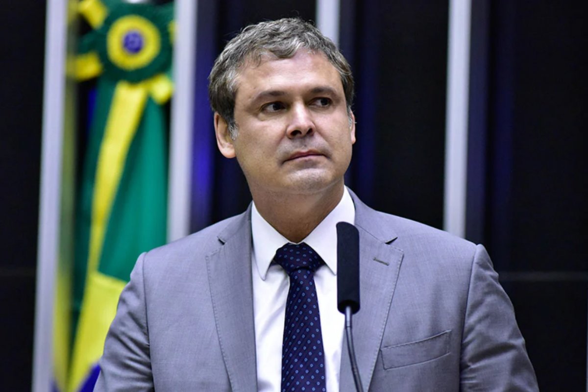 Lindbergh diz que governo não pode "ficar de braços cruzados" caso EUA decidam sancionar ministros do STF