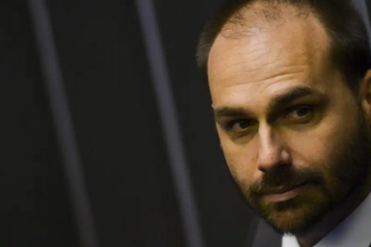 Eduardo Bolsonaro pode ser candidato mesmo estando em solo estadunidense, afirmam especialistas 