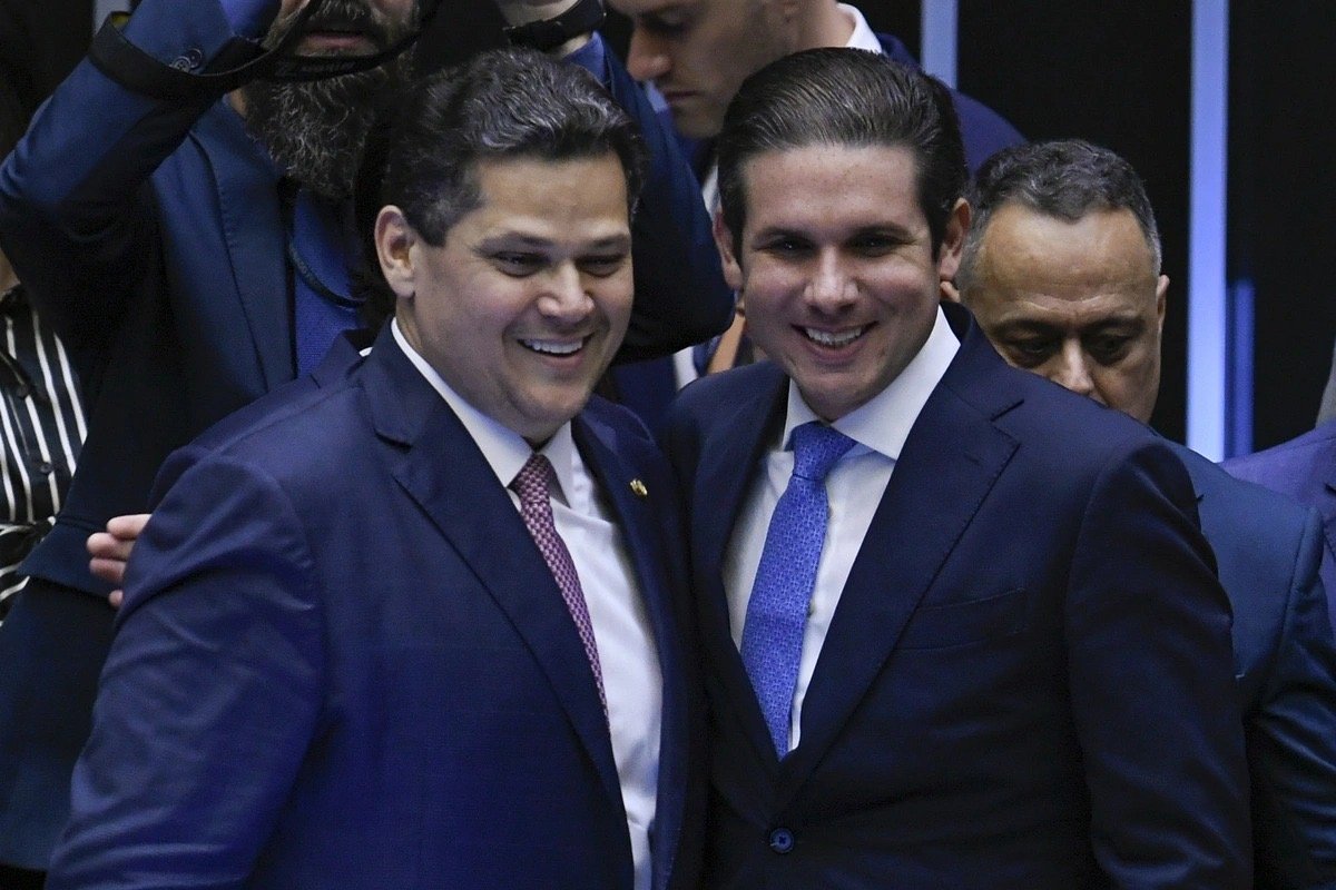 Congresso cobra corte de gastos, mas trava projetos de supersalários e previdência militar