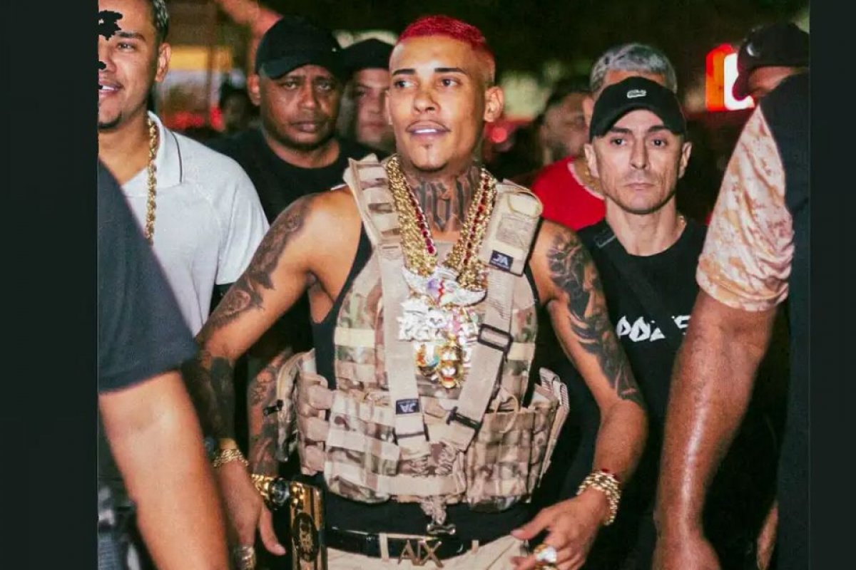 Vídeo: MC Poze é solto com festa de fãs e familiares na porta de presídio no Rio