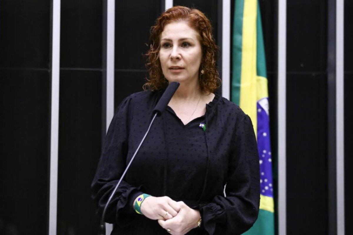 PGR pede prisão preventiva de Carla Zambelli após deputada deixar o Brasil