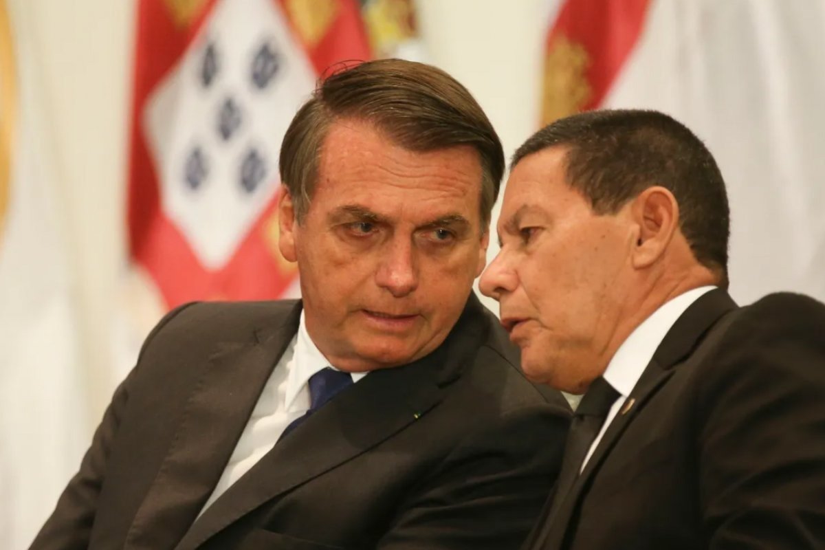 STF manda PF ouvir Mourão sobre ligação de Bolsonaro antes de depoimento