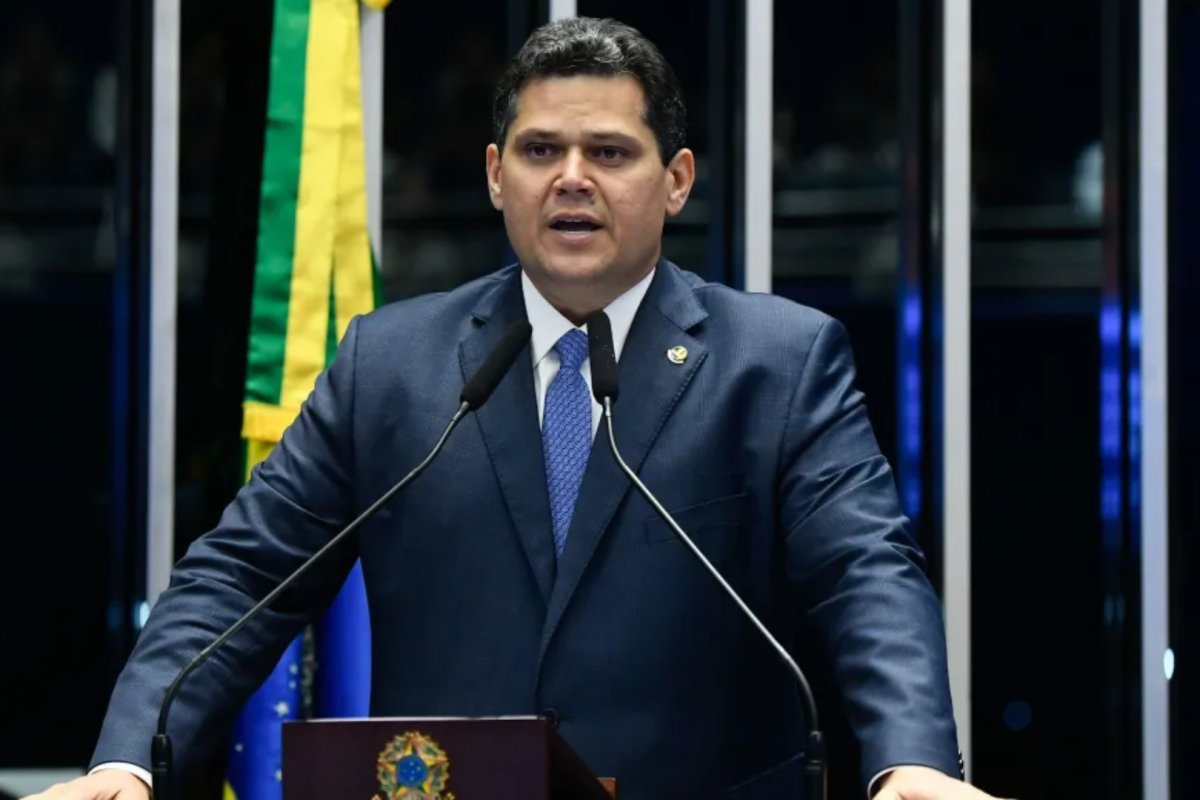 Alcolumbre afirma que disputa entre poderes sobre o IOF não é interessante pra a sociedade