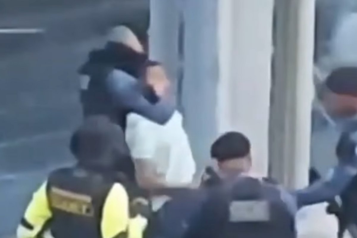 Vídeo: Guardas civis são flagrados ao agredirem motorista durante blitz em Salvador