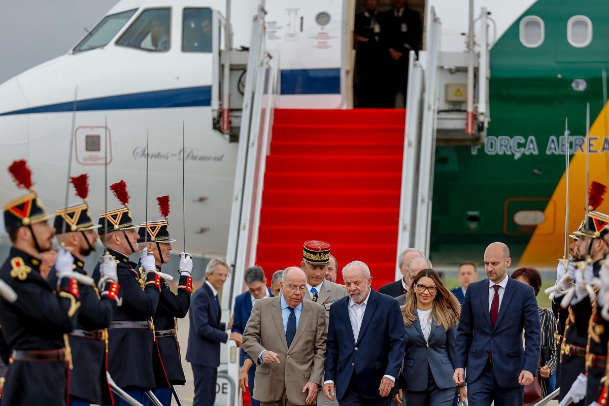 Lula leva 8 ministros e diretor-geral da PF em viagem à França