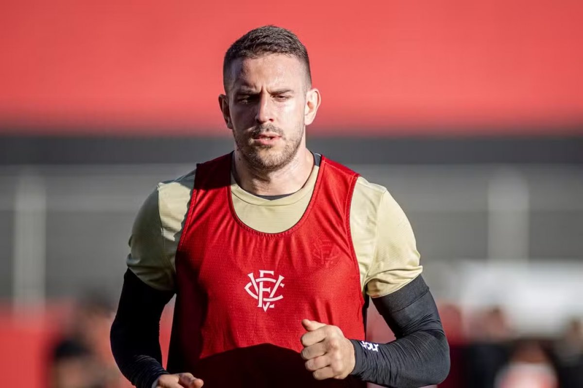 Justiça concede rescisão contratual do zagueiro Bruno Uvini com Vitória