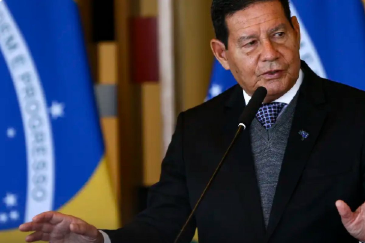 Hamilton Mourão afirma que "não houve nada de irregular ou ilegal" em conversa com Bolsonaro antes de depor à PF