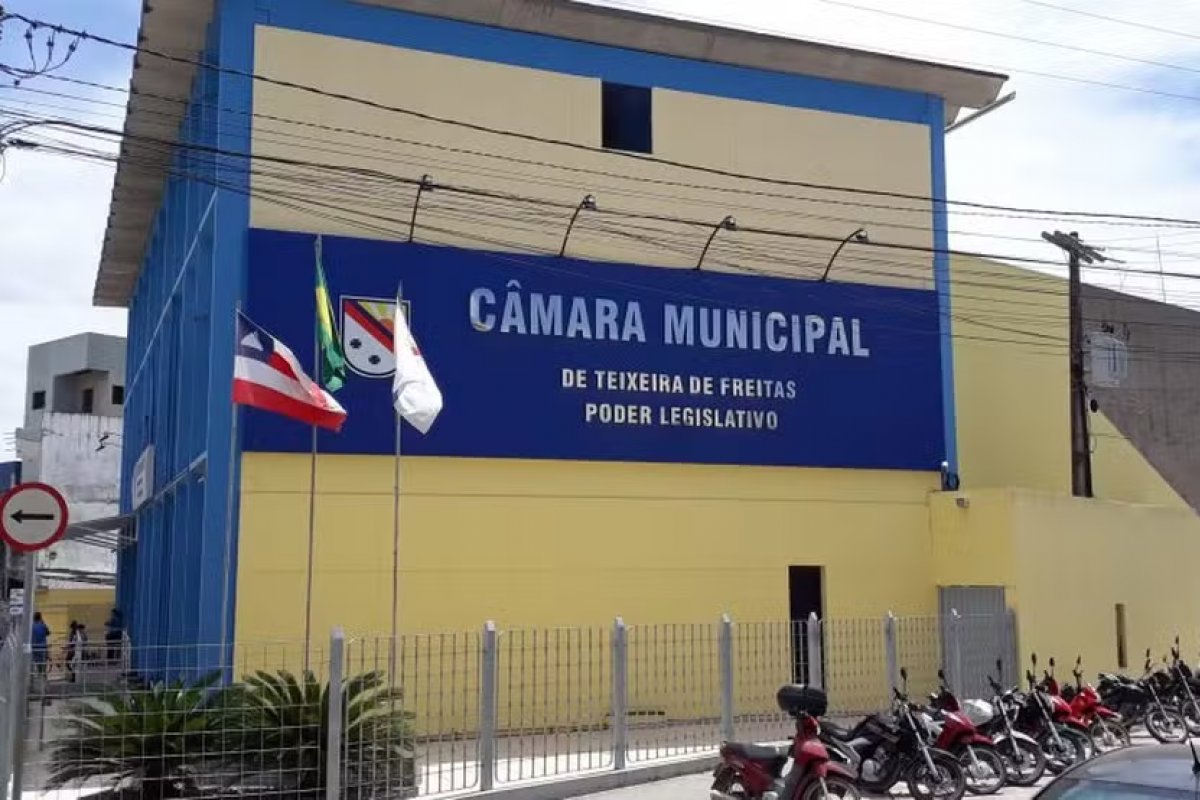 Câmara de Teixeira de Freitas abre 40 vagas para dois concursos públicos; salários chegam até R$ 12 mil