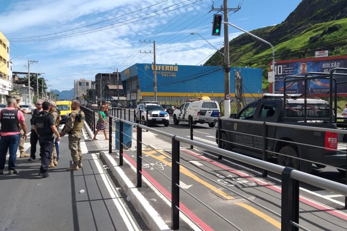 Bandidos queimam ônibus e fecham lojas na capital do Espírito Santo