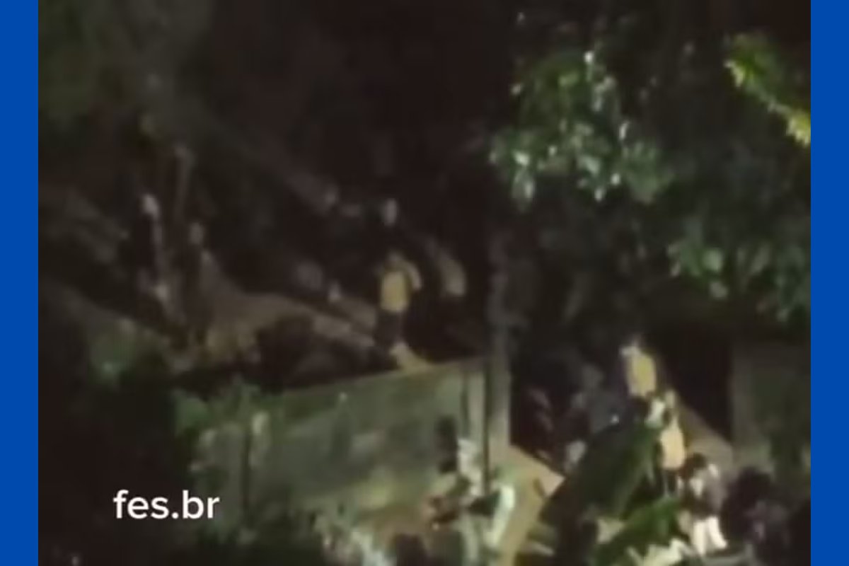 Vídeo: dezenas de traficantes armados são flagrados durante fuga no RJ