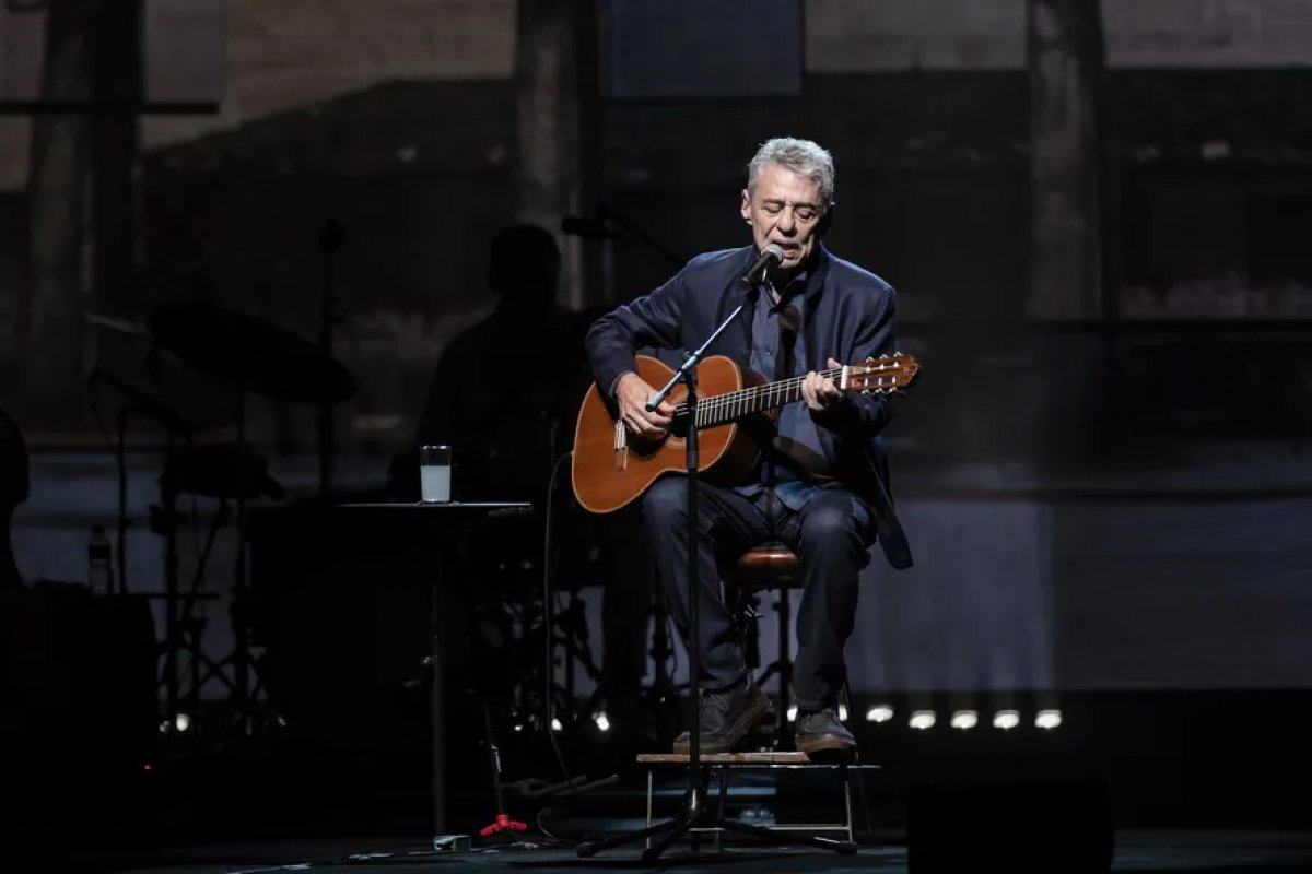 Chico Buarque tem alta hospitalar após cirurgia no crânio