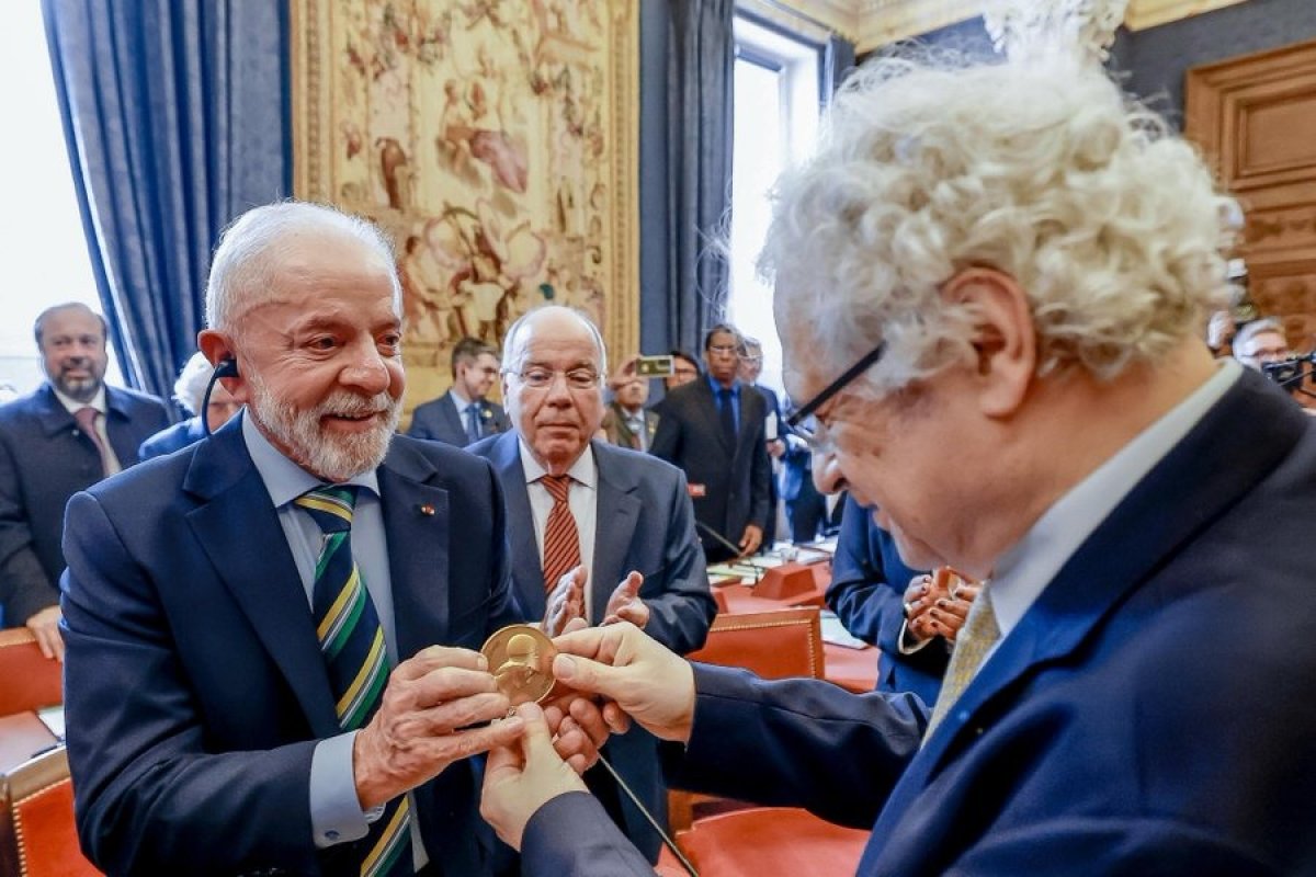 Lula é homenageado pela Academia Francesa; presidente é o 2º brasileiro a receber honraria