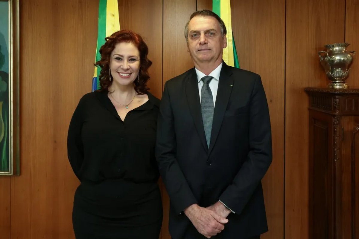 PF intima Bolsonaro a depor em inquérito que mira Carla Zambelli