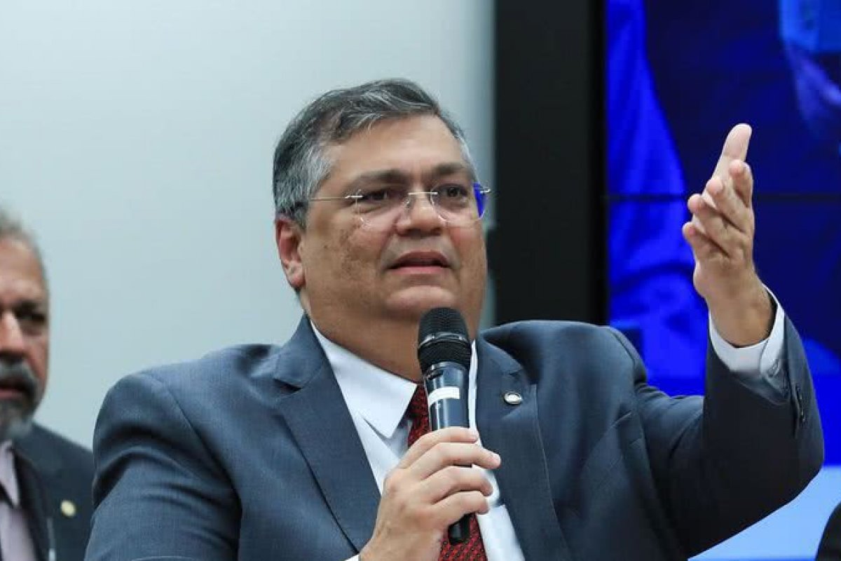 Dino critica uso excessivo de celulares nas sessões do Congresso Nacional: "Mais celulares em punho do que discussões na tribuna"