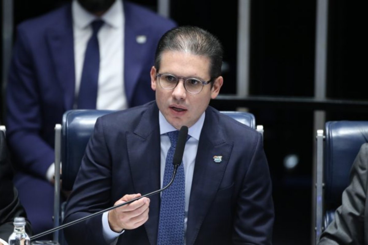 Hugo Motta não revela parecer da Câmara sobre prisão preventiva de Zambelli determinada pelo STF