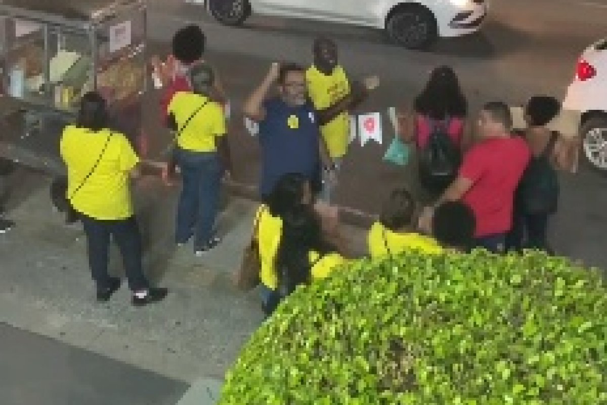 Vídeo: "Pague meu dinheiro, prefeito caloteiro", gritam professores da rede municipal em protesto pelo piso salarial