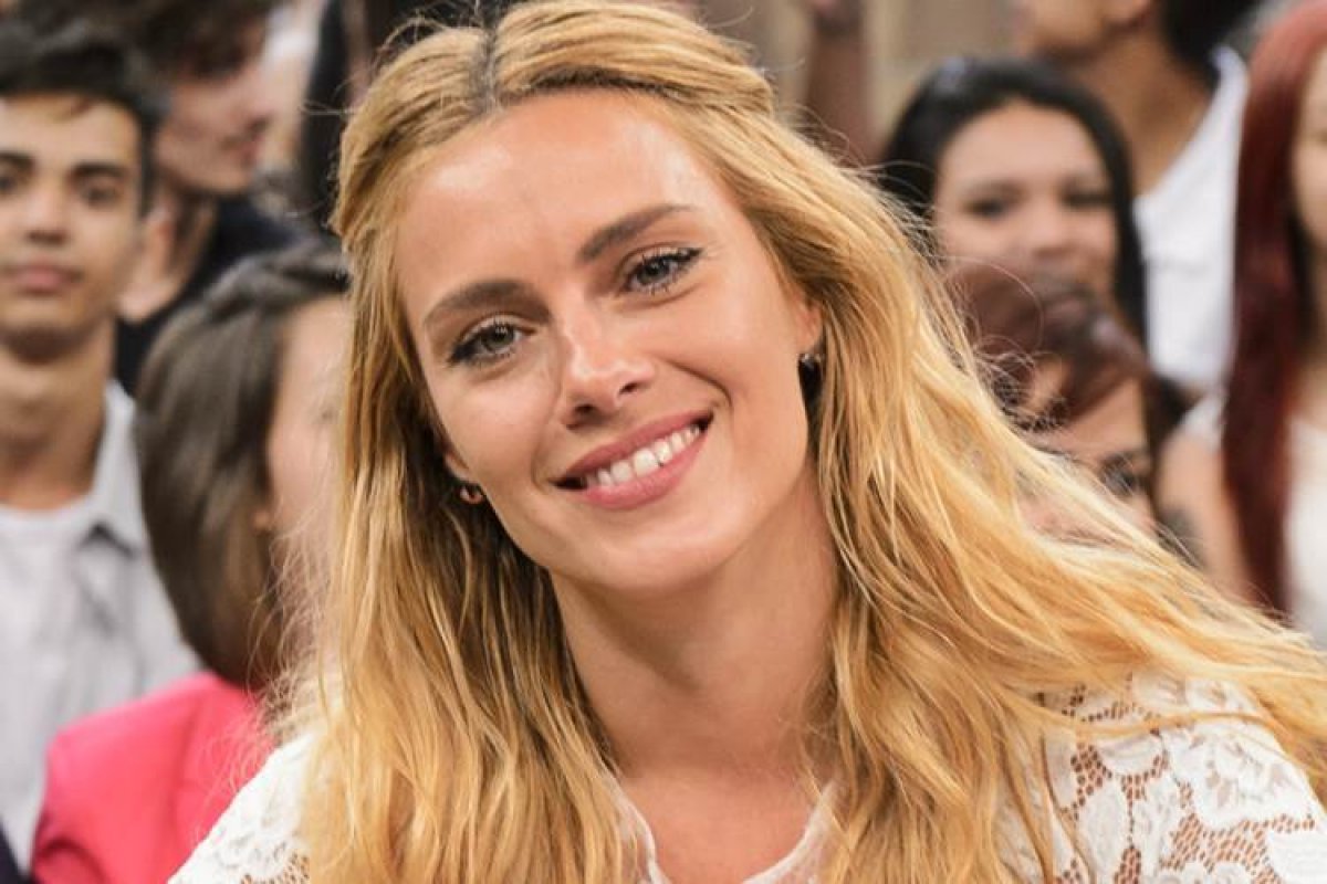 Uau! Carolina Dieckmann posta foto na banheira com Vera Fischer