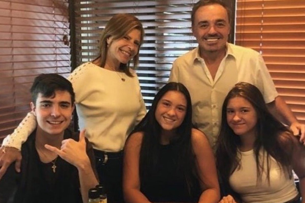 Fotos inéditas de Gugu posando em família com Rose circulam na web