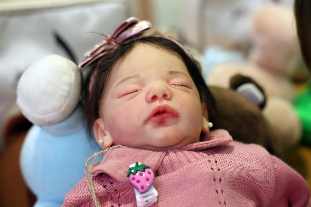 Bebê de quatro meses é agredida após homem confundi-la com boneca reborn em BH