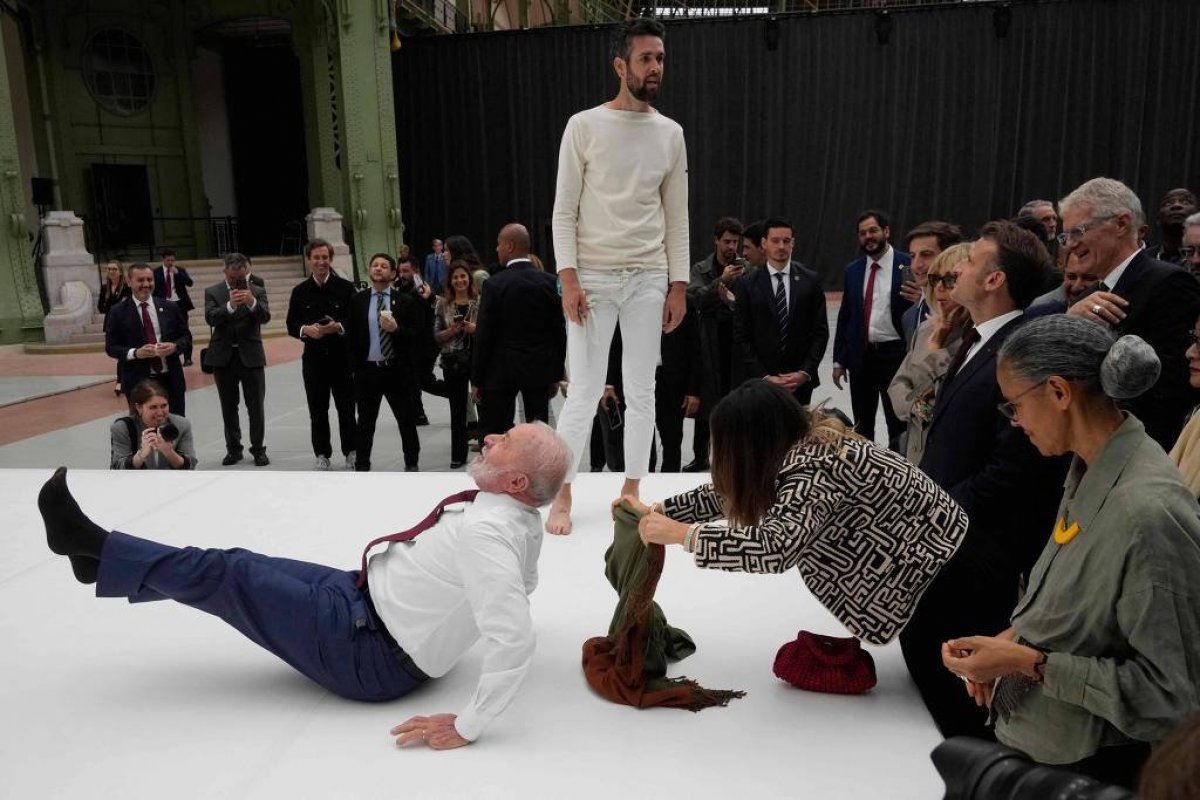 Ao lado de Macron, Lula tenta imitar movimento acrobático em exposição na França