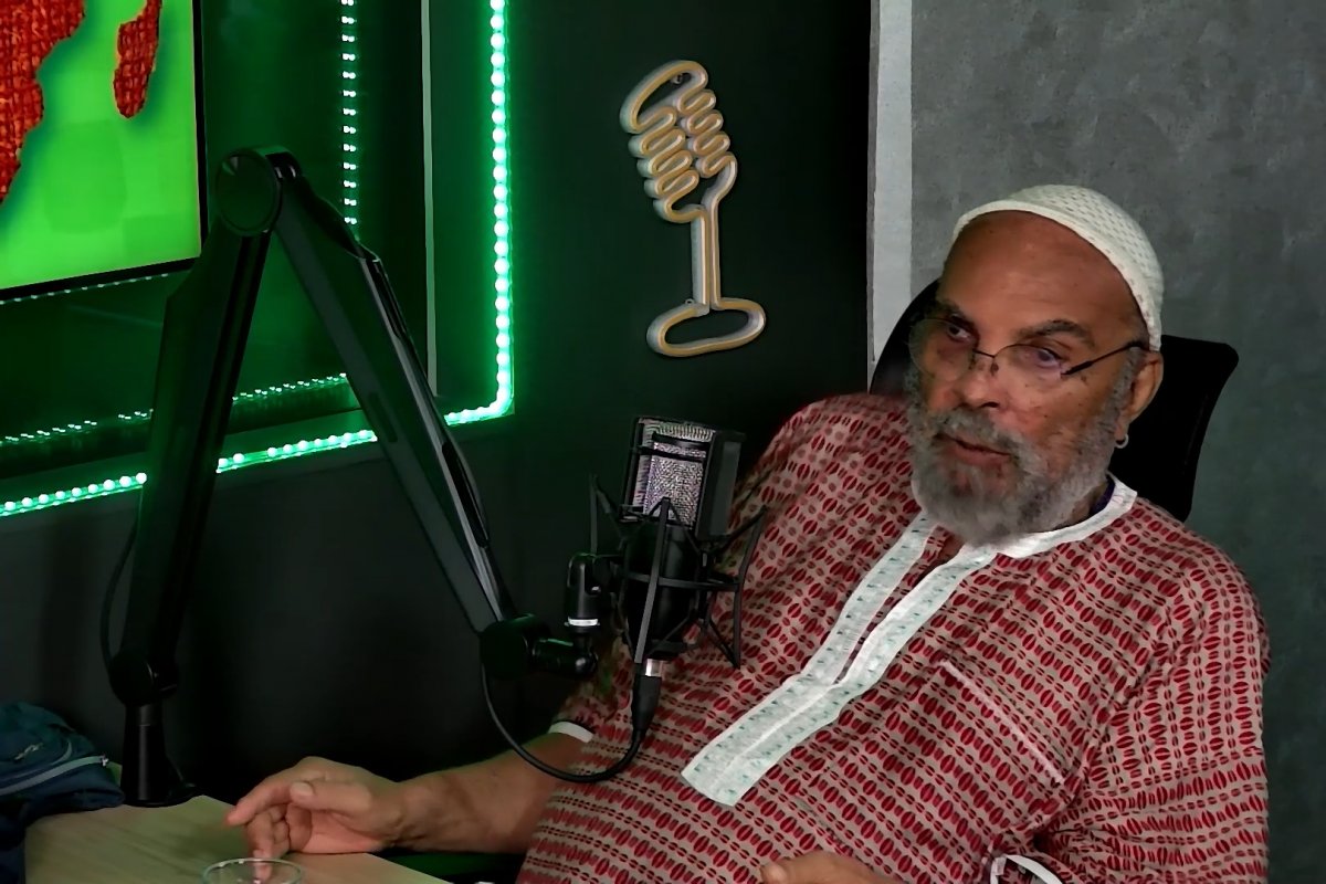 Vídeo: J.Cunha aponta falta de incentivo aos estudos para a população negra no podcast Podomblé