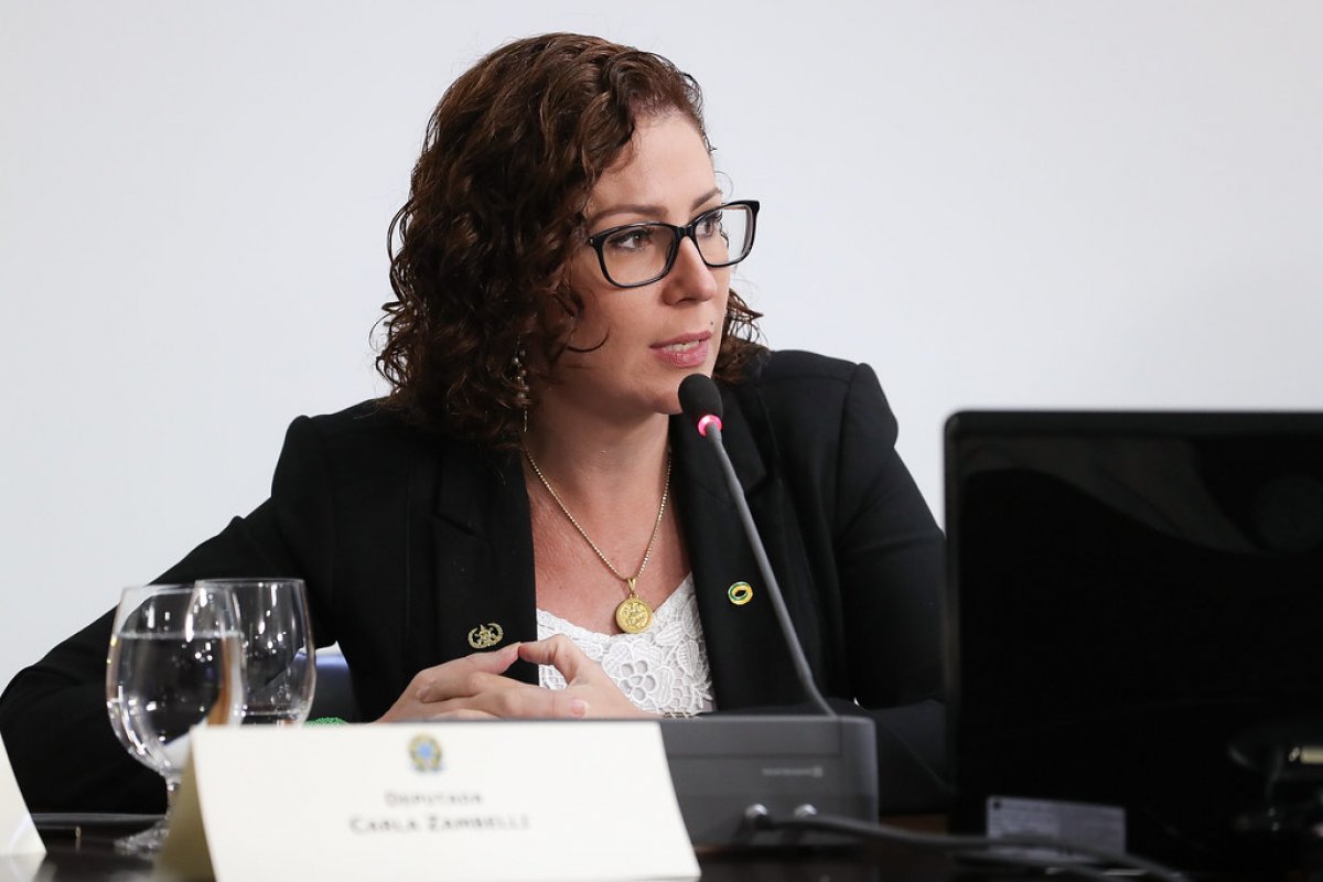 Carla Zambelli diz que se apresentará às autoridades italianas para evitar ser considerada foragida