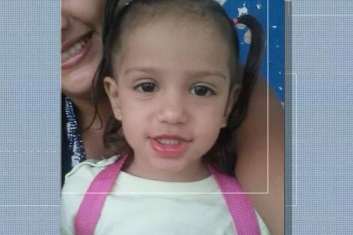 Criança de três anos morre após ser atingida por um escorregador de um parque