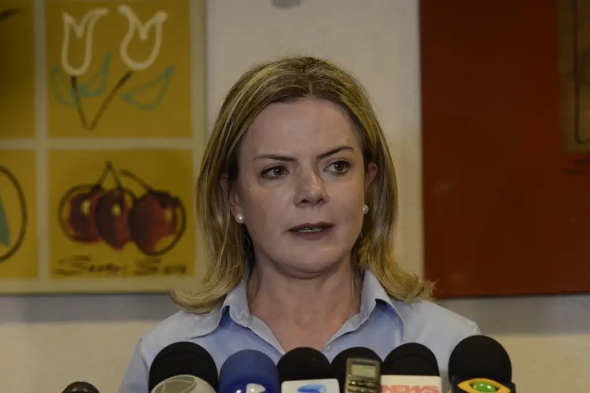 Gleisi vê governo ofuscado por crises e admite que parte da base pode estar contra Lula em 2026