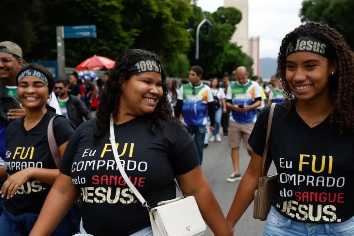 Jovens e mulheres puxam aumento de evangélicos no país, revela IBGE