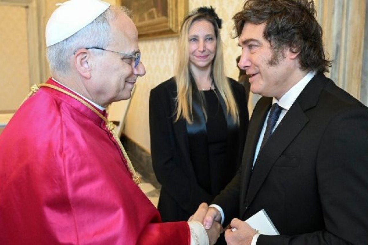 Ausente em 1ª missa, Milei visita Leão 14, e governo diz que papa viajará à Argentina