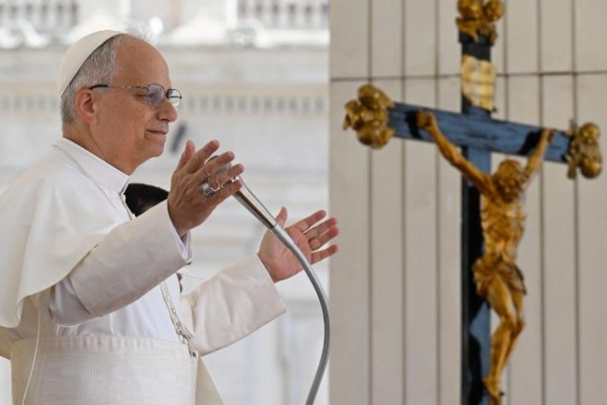 Em 1º mês de papado, Leão 14 acena a tradições da Igreja Católica e põe ênfase na paz