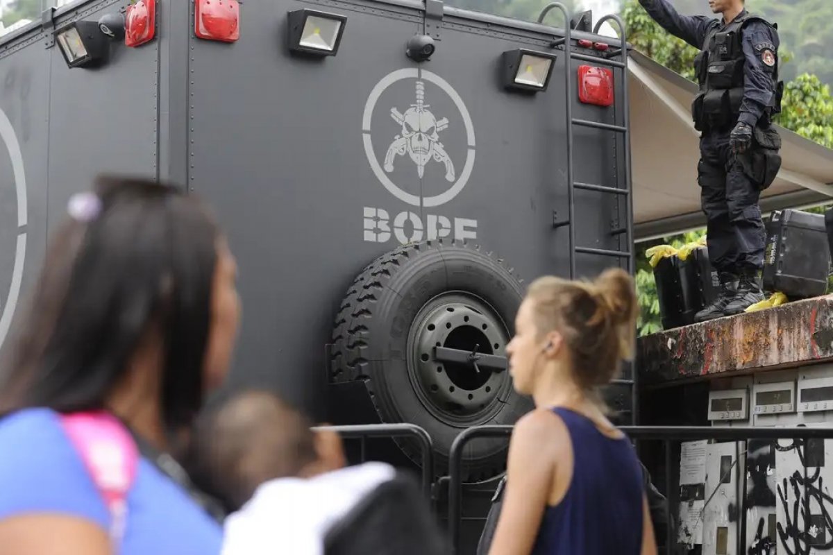 Cláudio Castro exonera comandantes do Bope e COE e afasta 12 policiais por morte em festa junina