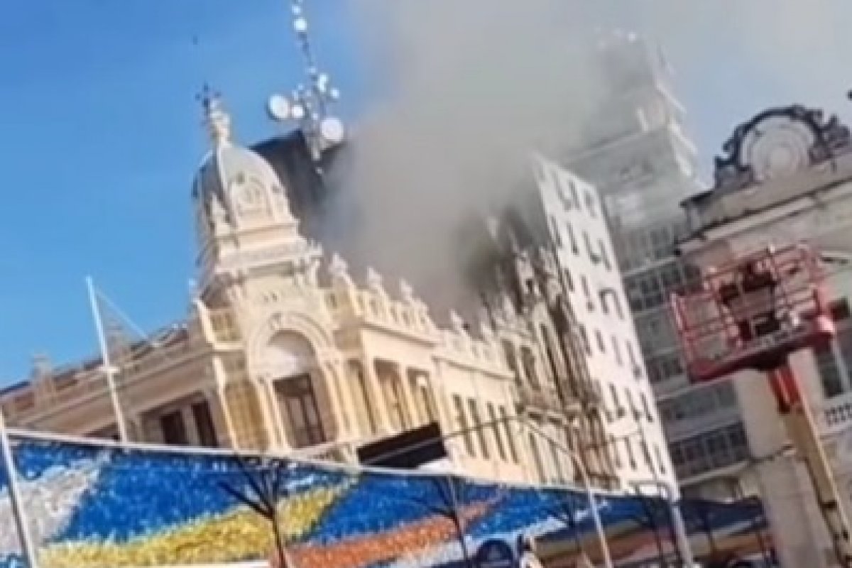 Fumaça no Palacete Tira Chapéu, no Centro Histórico de Salvador, assusta população