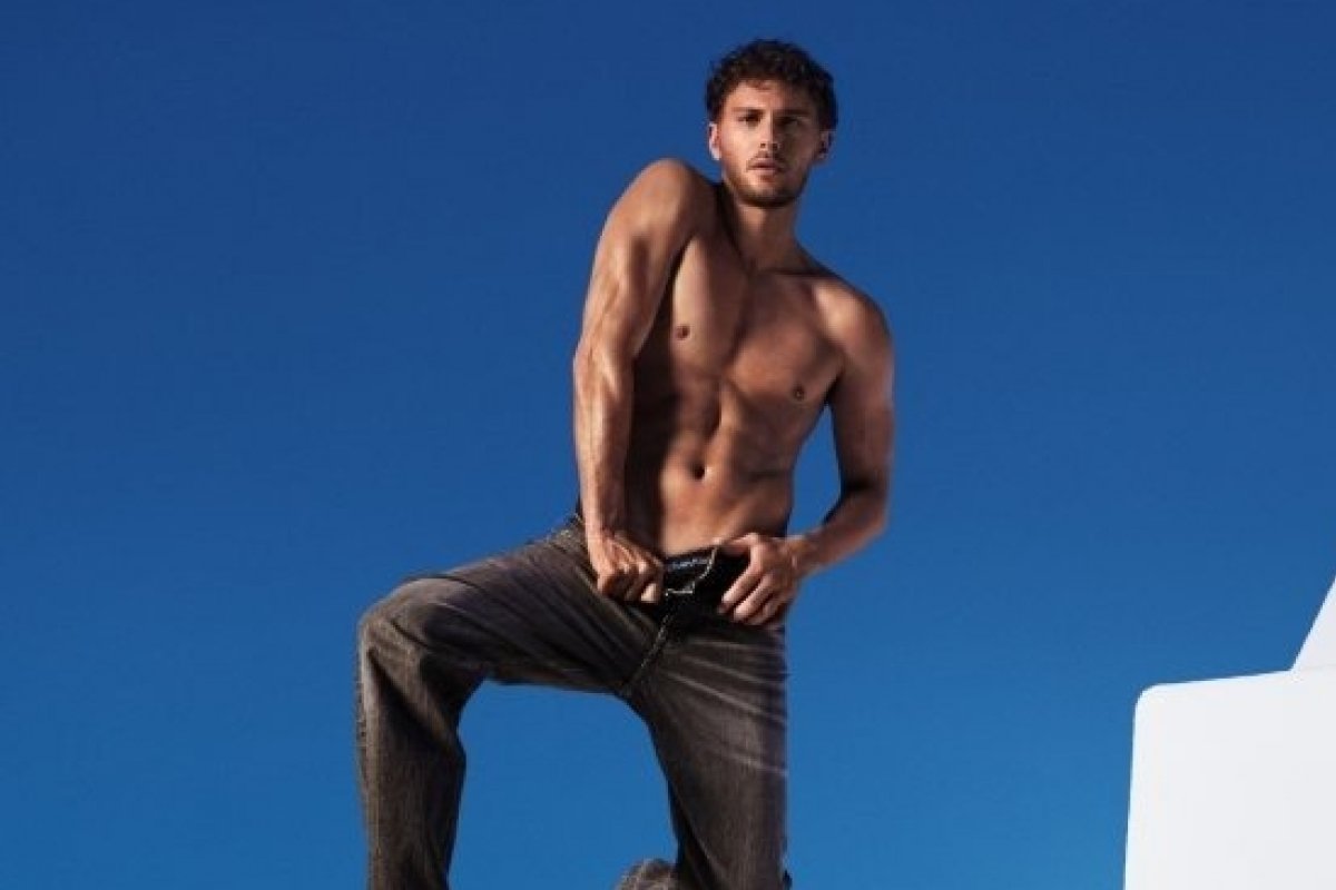 Calvin Klein lança novas imagens do ator indicado ao Globo de Ouro, Cooper Koch, tomando sol! 