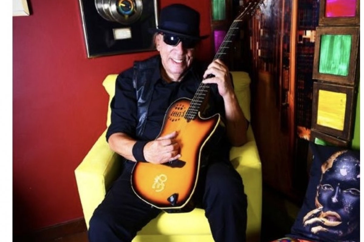 Celebrando os 40 anos do sucesso da canção Muito Estranho, Dalto lança o primeiro disco gravado ao vivo de sua carreira!