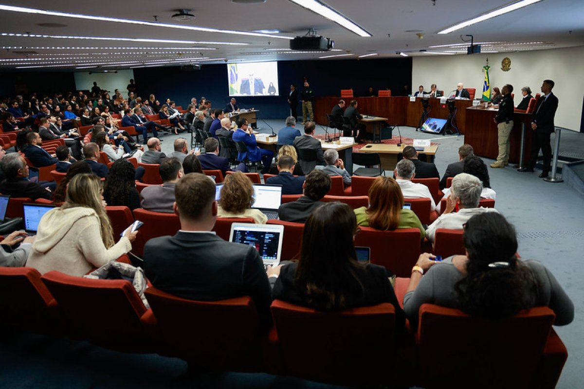 Interrogatórios sobre tentativa de golpe são retomados nesta terça-feira (10) com ex-comandante da Marinha, Almir Garnier