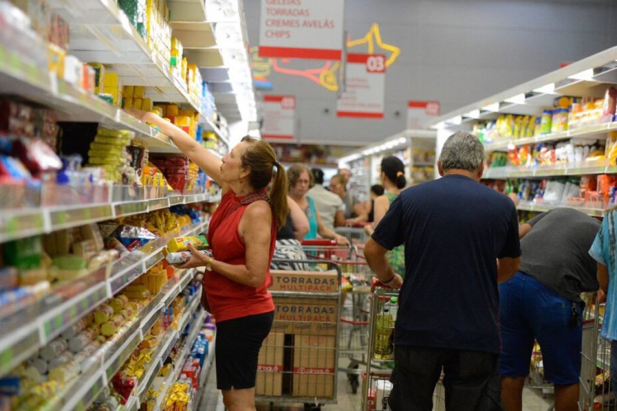 Inflação desacelera 0,26% em maio após queda no preço dos alimentos, aponta IBGE 