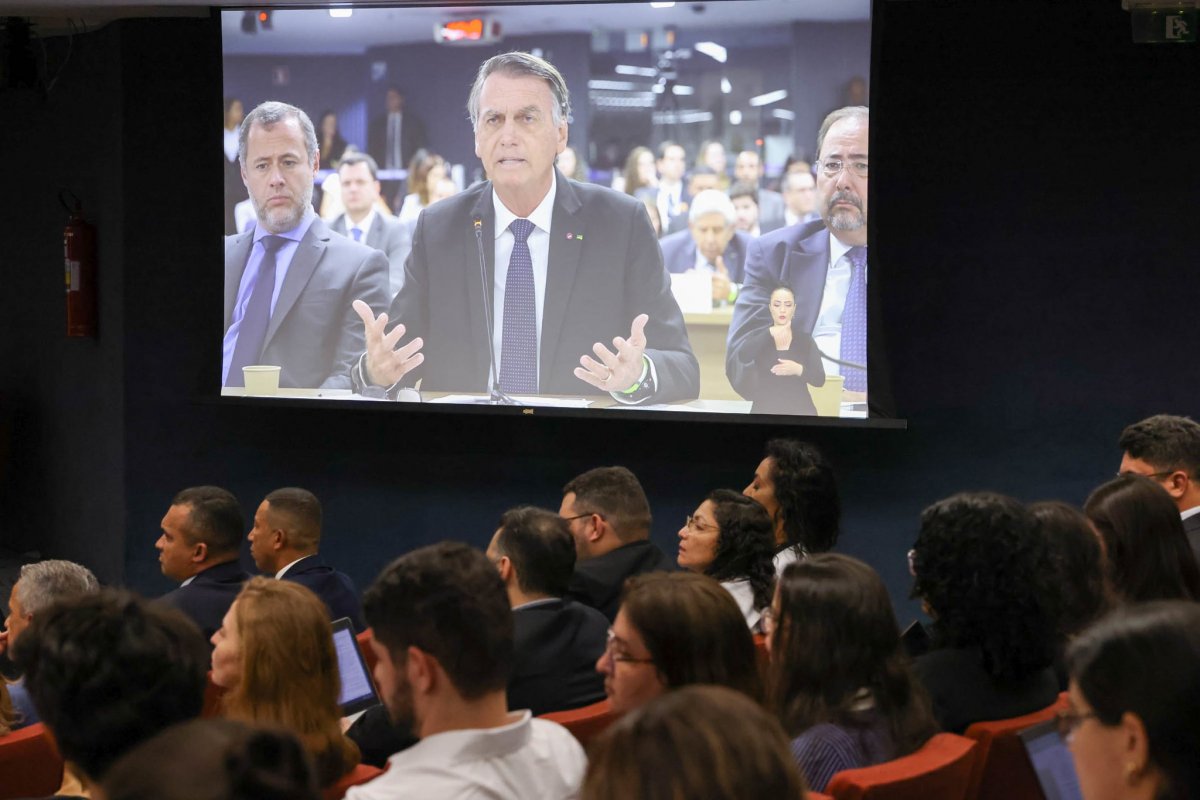 Bolsonaro nega ação contra Constituição e diz que desconfiança sobre urnas não é só dele