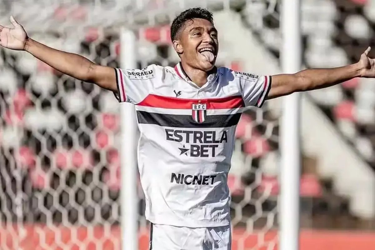 Quase 100 dias após internação, jogador recebe alta após grave acidente