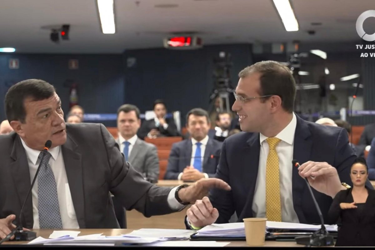 Vídeo: Ex-ministro da Defesa se irrita com pergunta do próprio advogado: "Já respondi tudo isso"